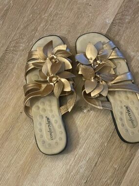 Comfort View Brand Women's Beautiful Gold Floral Sandals Size 8 1/2 W Pre-owned
